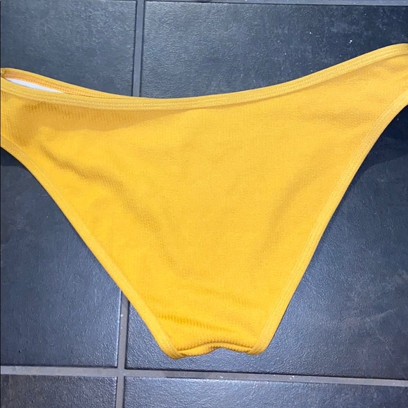 Yellow/gold bikini set size Large - Picture 4 of 4